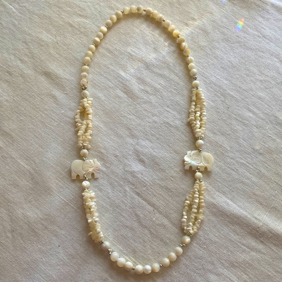 Ivory colored shell and stone necklace. - Picture 4 of 4